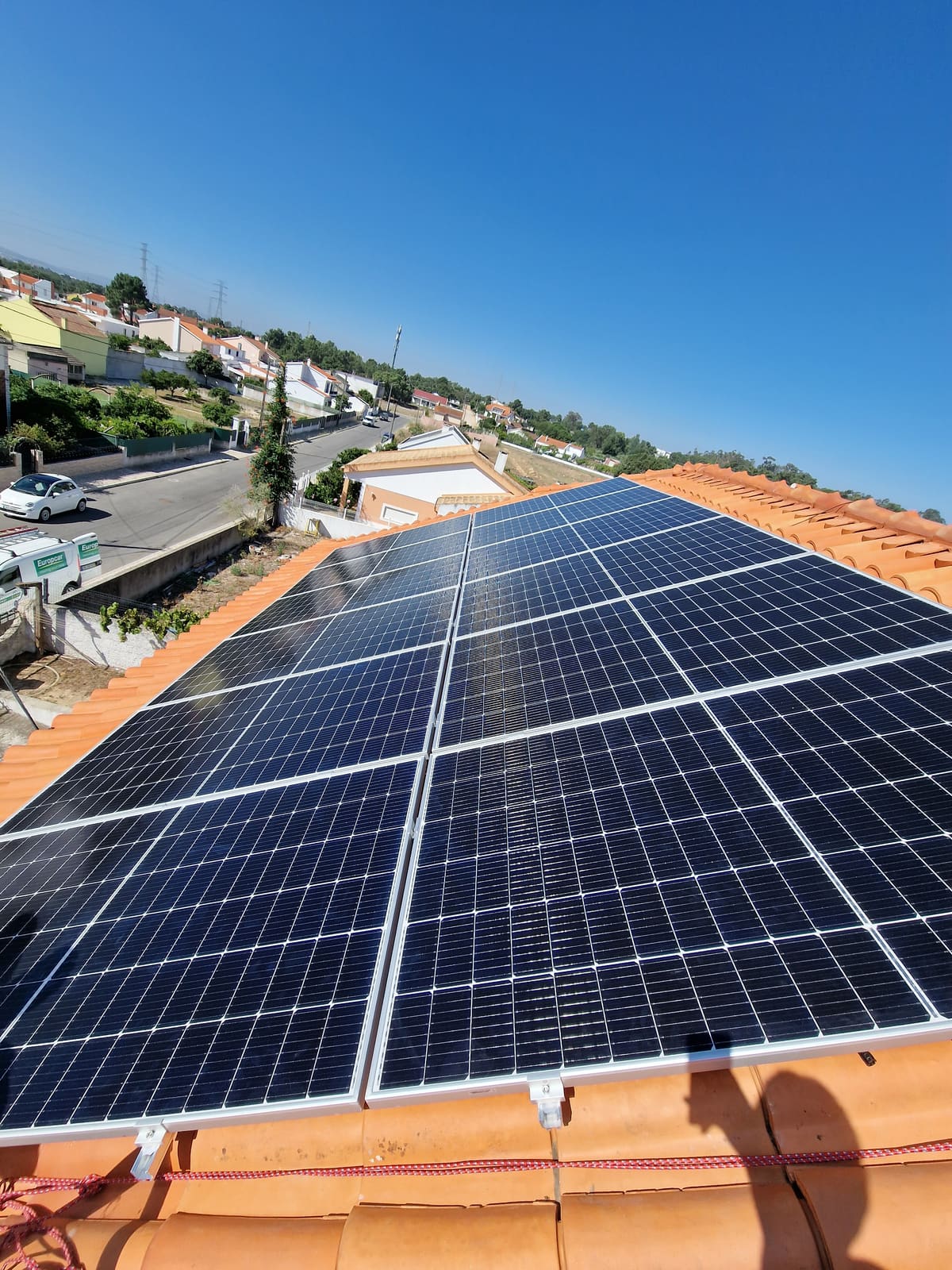 Painéis solares fotovoltaicos em telhado de telha residencial