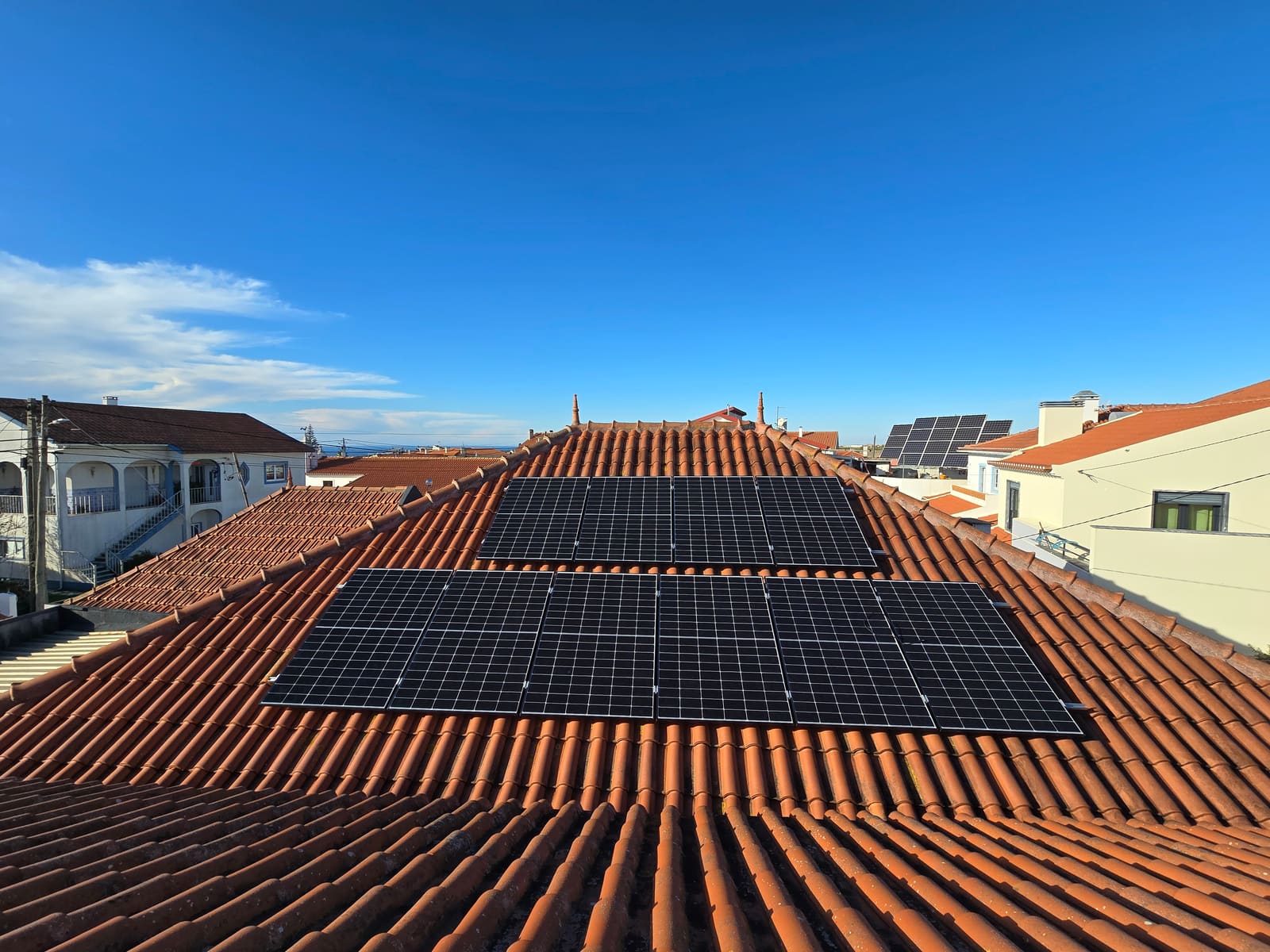 Painéis solares em telhado de moradia com vista
