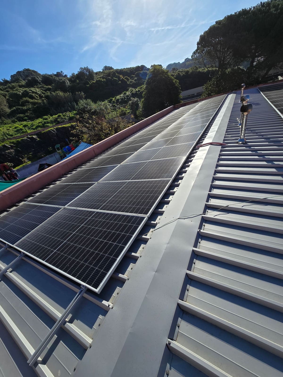 Sistema fotovoltaico em cobertura metálica