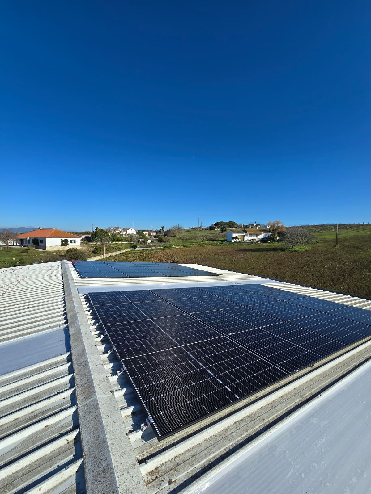 Sistema fotovoltaico em cobertura metálica de moradia rural