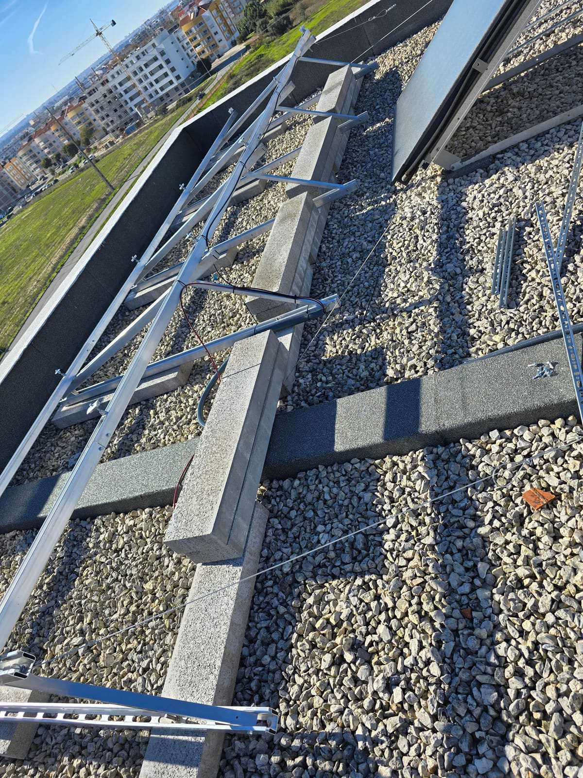 Estrutura de fixação para painéis em terraço plano