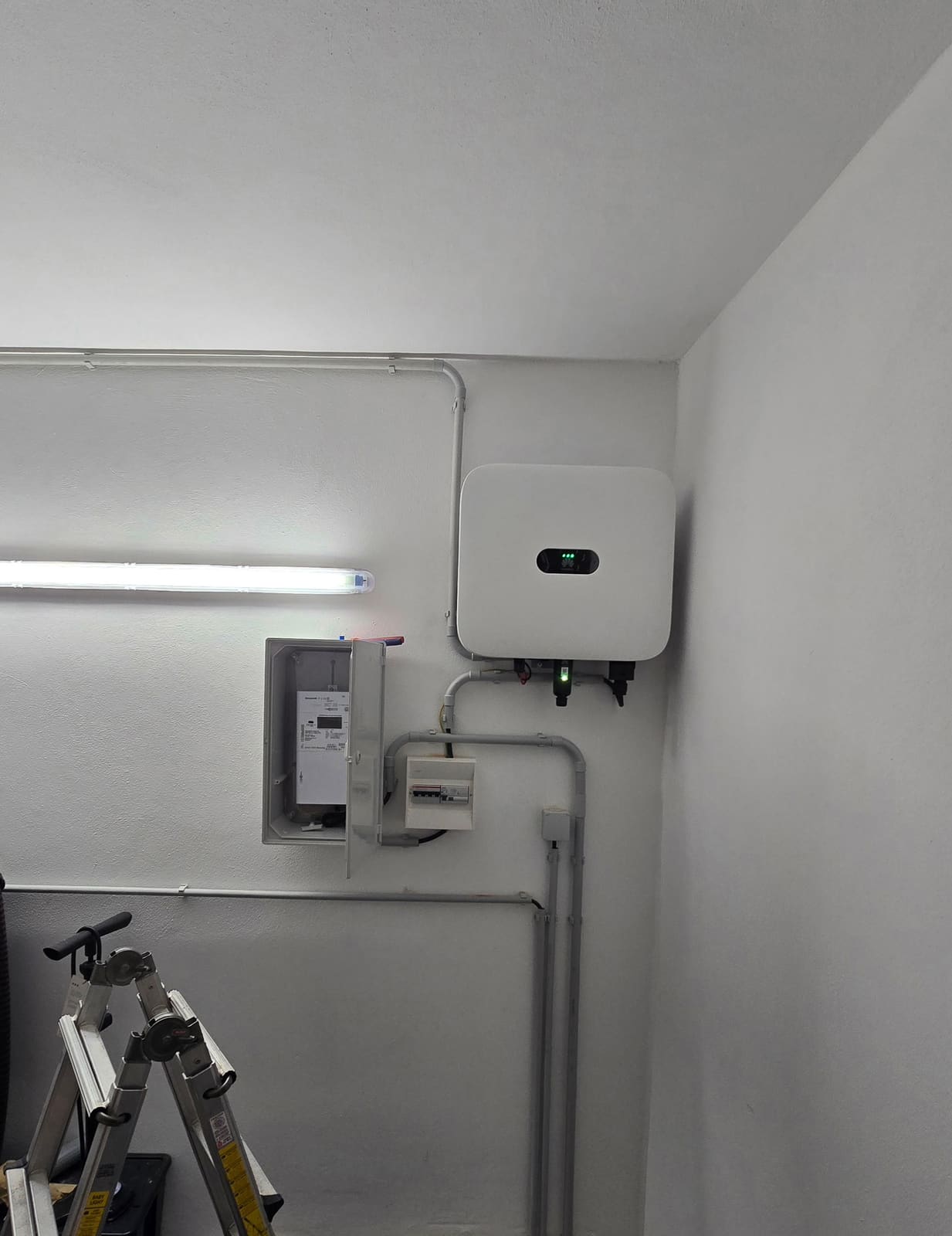 Inversor fotovoltaico Huawei instalado na parede