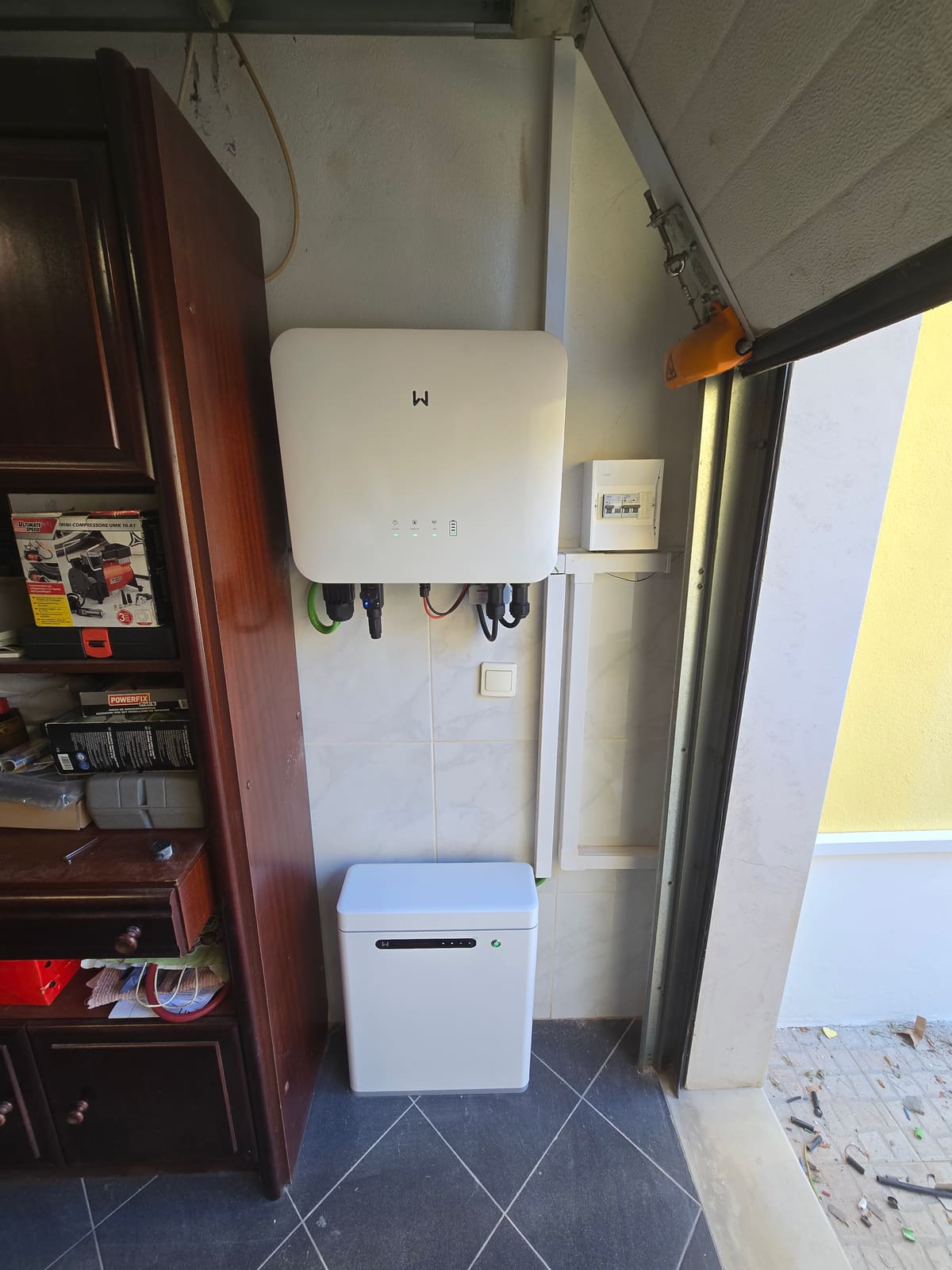 Inversor e bateria solar residencial