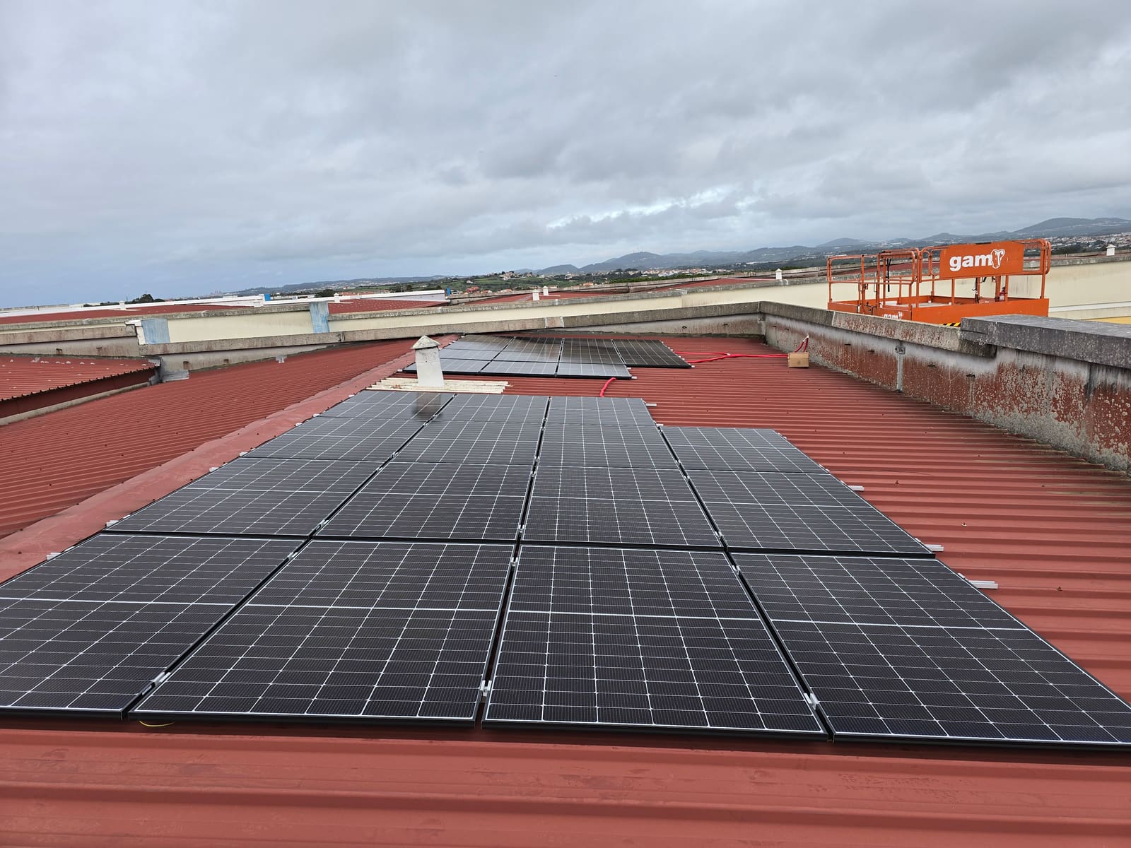 Painéis solares em cobertura industrial metálica