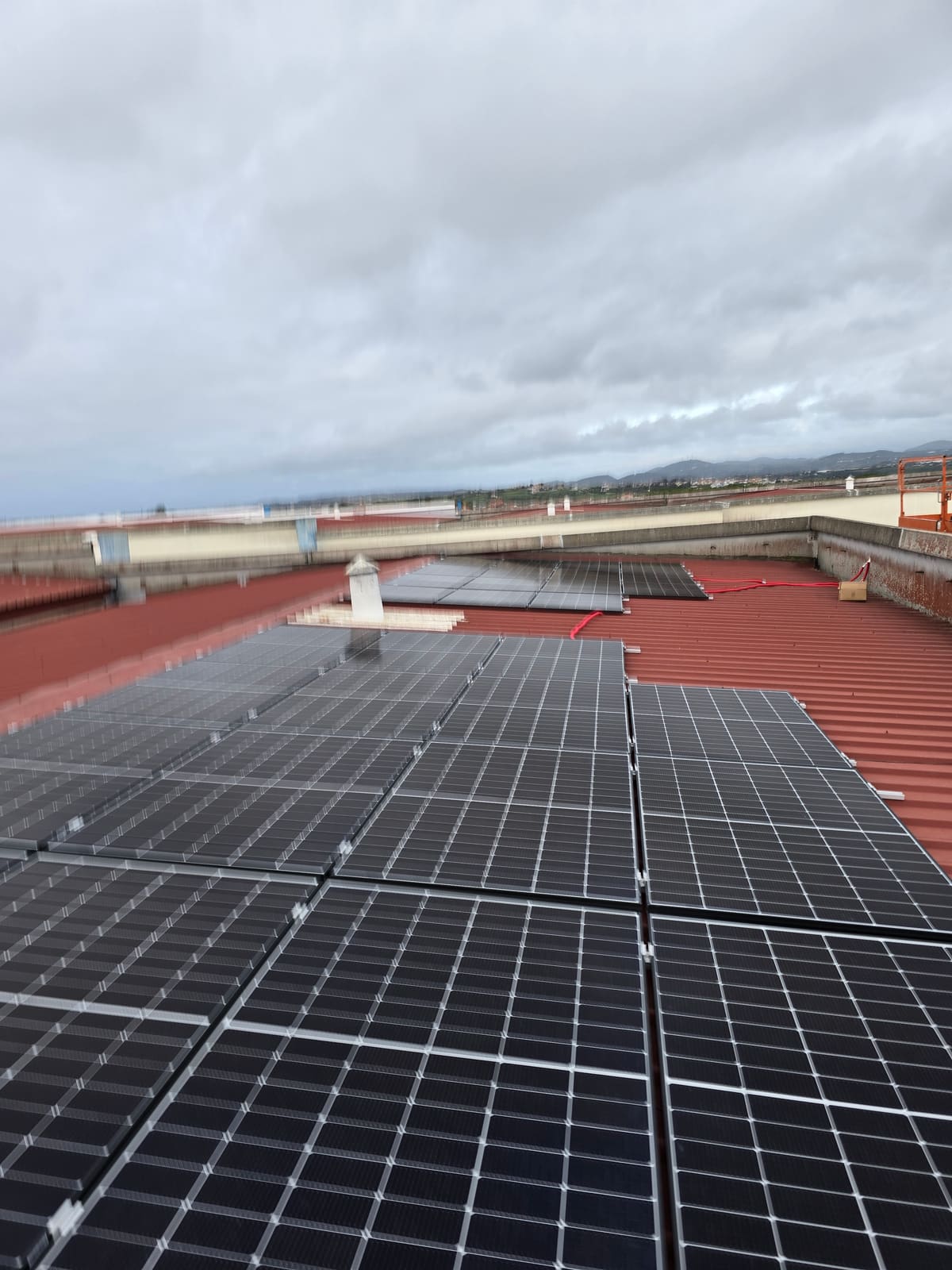 Cobertura industrial com painéis solares (vista lateral)